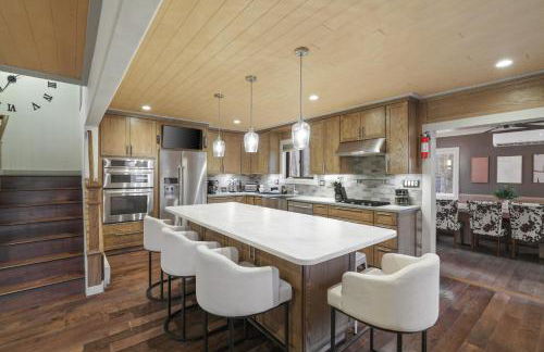 Luxurious Poconos Retreat - Hot Tub, Sauna, Games - Foto 8