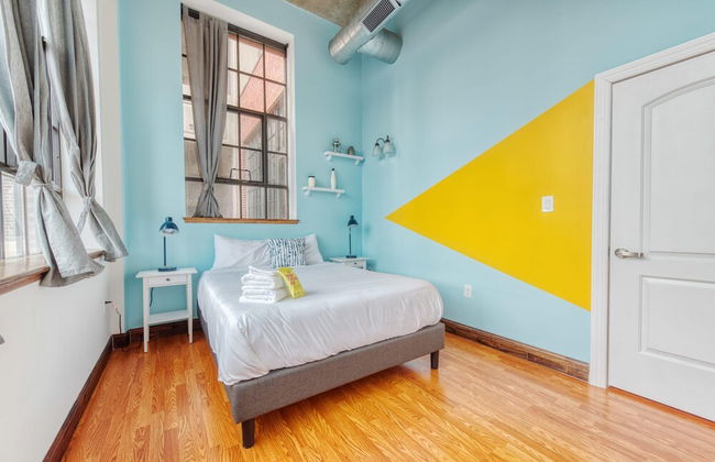 Sosuite 2BR Apt w Balcony W D Gym On-site Bar - Photo 14