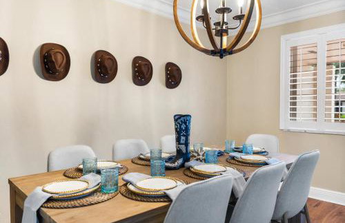 Centrally Located 4BD Oasis with Pool & Movie Patio - Foto 32