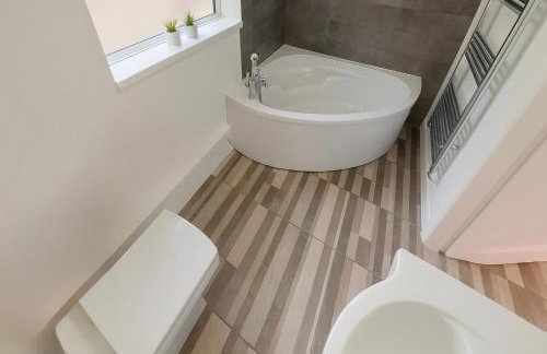 Luxury 5-bed Bungalow, Hot Tub, Games & Gated Parking - Foto 24