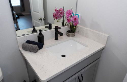 Pet Friendly Modern Zen Studio Retreat W/ Hot Tub! Home by RedAwning - Foto 70