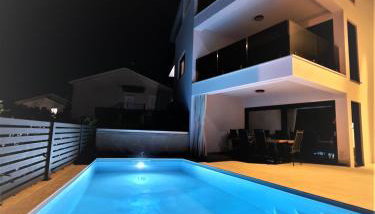 Luxury apartment Marco Polo with a private swimming pool with salt sea water - Photo 1