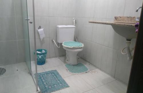 Casa composta por 2 quartos sala cozinha banheiro e uma varanda grande com uma churrasqueira Localizada na Rua Trindade 228 Palmeiras cabo frio na rua da lagoa MOBILIADA WI-FI SUPER ACONCHEGANTE AMBIENTE FAMILIAR - Photo 1