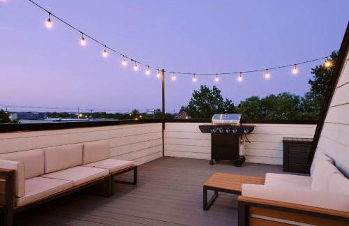 Stylish 3 Bed Retreat, Rooftop, Parking, Sleeps 10, Ensuite Baths, Bunk Room, Gourmet Kitchen, Cozy Living Space, Rooftop Views & Fire Table, Near Downtown, Distilleries & Marathon Village, 24 Hr Hospitality - Foto 20