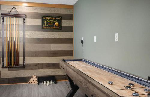 Iron Mountain - Spacious Secluded Lodge with Hot Tub & Game Room - Photo 63