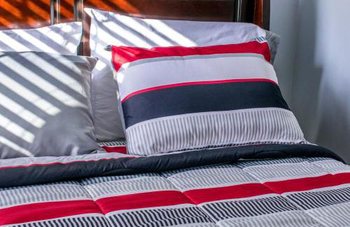 Cozy condo with yard and patio. Long-stay discount available - Foto 15