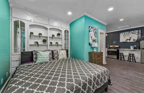 Comfy Studio with King Bed & Full Kitchen - Near Attractions - Foto 1