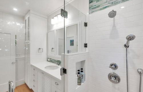 Gorgeous Renovated 1937 Plantation Style Beach House 50 Steps To The Center Of The Beach 5 Bedroom Home by RedAwning - Foto 110