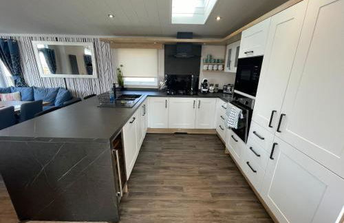 Indulgence Lakeside Lodge i3 with hot tub, private fishing peg situated at Tattershall Lakes Country Park - Foto 27