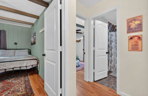 20 acres w Private Pavilion, Fireplace & Fire Pit - Foto 27