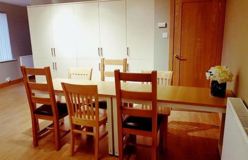 Yvi's 2-3 Bedroom Town Apartment - Foto 9