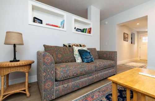 Modern Woodland Escape w Wshr dryer and Large Yard - Foto 10