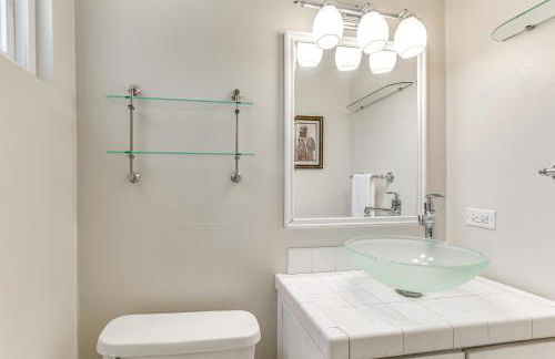 Peaceful Vista House with Gas Grill 1 Mi to Dtwn! - Foto 17