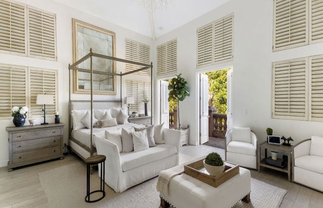 Carolwood - Modern Tuscan Villa With Rolling Lawns and Loggia in Holmby Hills - Photo 3