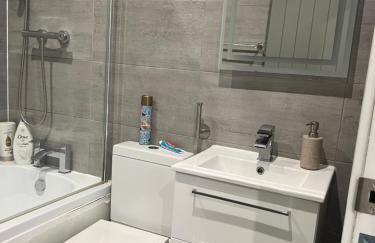 Modern and Stylish Two Bedroom Flat - Foto 24