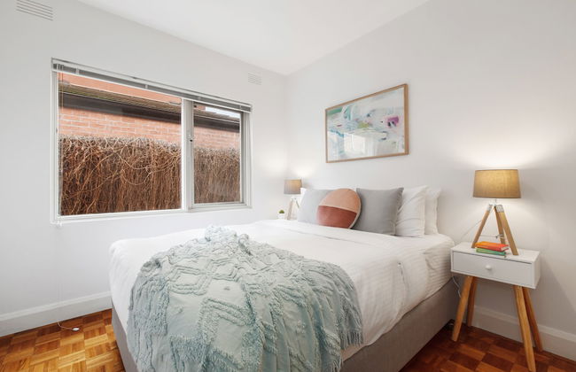 Balcony Retreat Apartment by Ready Set Host - Foto 5