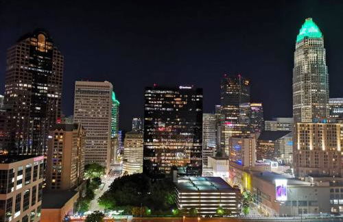 DT Charm Apt with Pool,Gym,Wine,WKSpace, Free Parking - Photo 5