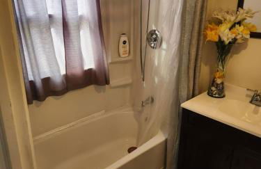 Giggling Creek Cottage - BedJet! King Sized! Gazebo, 45 Acres, Arcades, Nintendo, more - Photo 10