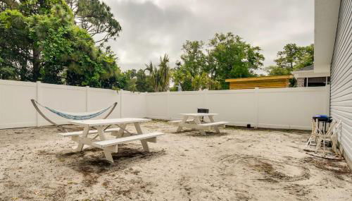 Walk to Atlantic Beach Family Gem with Fenced Yard - Foto 4