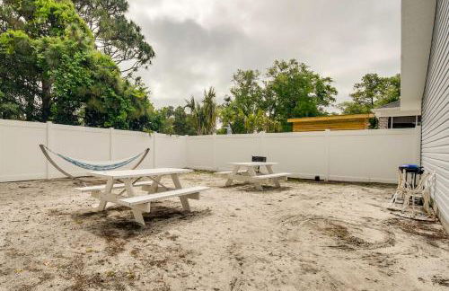 Walk to Atlantic Beach Family Gem with Fenced Yard - Foto 4