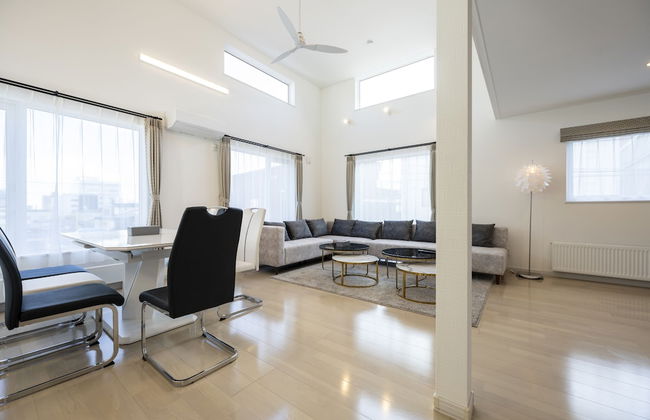 THE LUNA LOUNGE - Photo 61