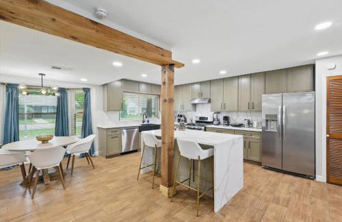 5BR w Pool, Golf Simulator, Game Room & EV Charger - Foto 20