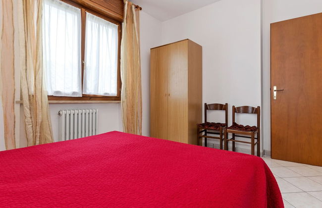 Spacious Apartment With Garden - Photo 7