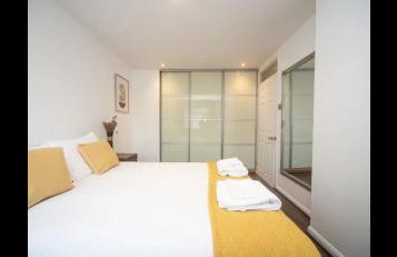 Spacious Chessington home with parking & garden - Photo 11