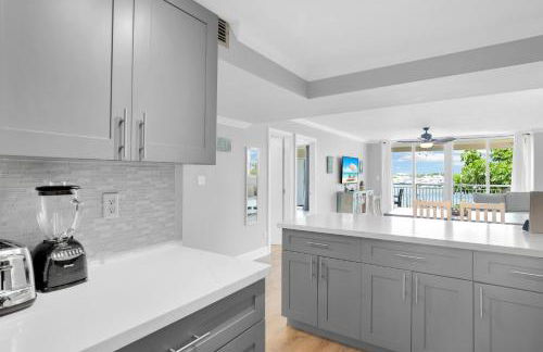 Eleuthera - 2x2 Fully Updated Old Town Waterfront Corner Condo - Photo 9