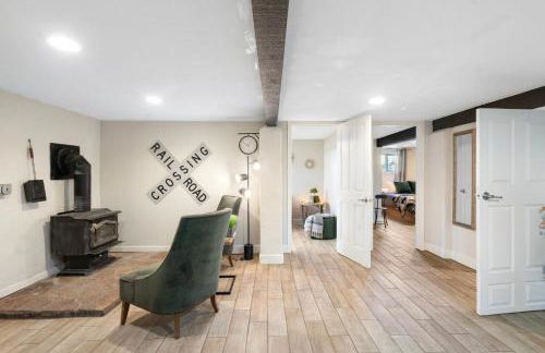 NEW! HUGE 5BR Mountain Views Game Room Hot Tub Lawn Games BBQ - Photo 64