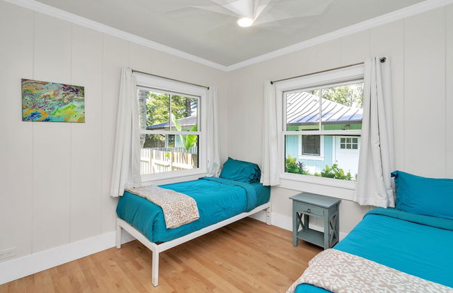 Gorgeous Renovated 1937 Plantation Style Beach House 50 Steps To The Center Of The Beach 5 Bedroom Home by RedAwning - Foto 4