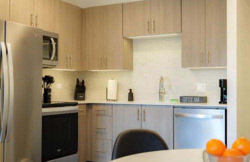 Above The Roots - Stylish 1BD on the Square - Foto 24