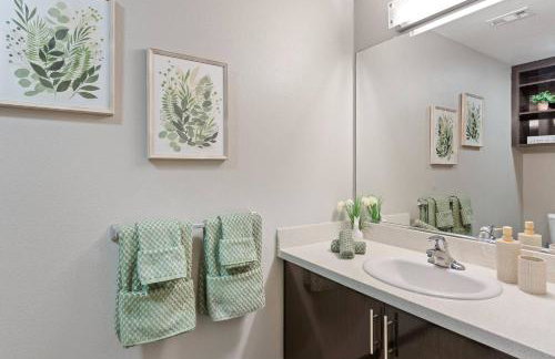 5-Star Irvine | Luxe 2BR w/ Pool, Gym & Parking - Foto 10