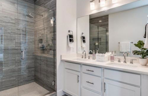 Nash House & Bars of Broadway with Patio Bar and Views! 8min Downtown! Sleeps 12! - Foto 34