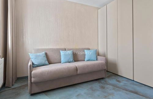 Luxury Seafront Apartment - Beach Access - Parking & WiFi - by Coral Property - Foto 43