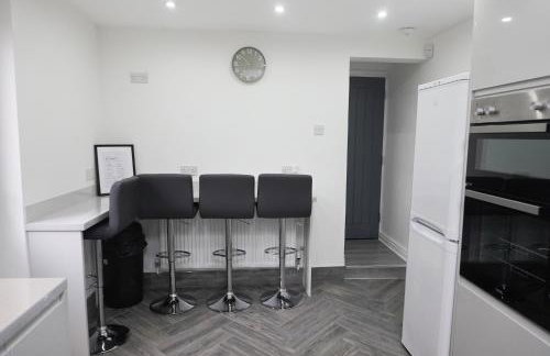Central Location Liverpool, Modern Home, 4 BR, Sleeps 9, Free Parking - Foto 23