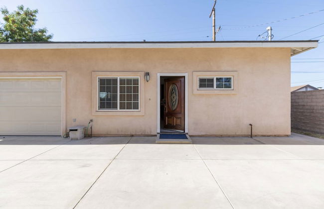 Elegant Retreat Modern Comforts, Prime Location - Photo 47