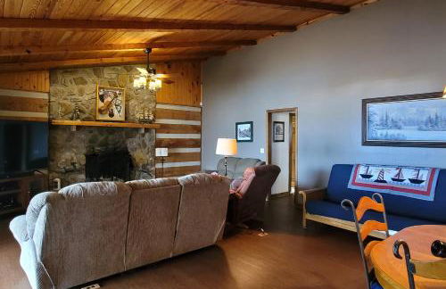 Scenic Lakefront Cabin Dock Water Activities Games - Foto 6