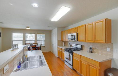 7 Mi to Downtown Baytown Spacious Home with Yard - Foto 9