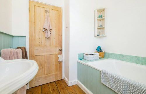 3 Bed 2 Bath Cottage with private parking and garage - Foto 12