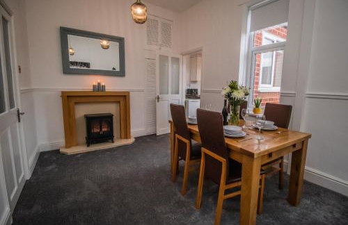 Free Parking, Ideal for Long Term Contractor, etc Stays, Regular Housekeeping Option, 10 min Walk from Beach and Metro 15-20 min Drive to Nissan & Newcastle - Dwellcome Home Ltd 2 DOUBLE Bedroom 3 Bed Apt, Fast WIFI - See our Site for Assurance - Foto 13
