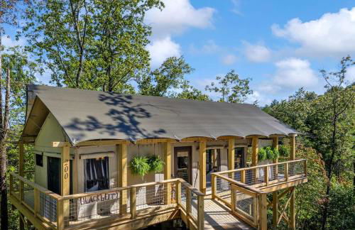 Luxury Tree Tent with Soaking Tub & Pizza Oven Near Waterfalls, Zirconia, North Carolina - Foto 1
