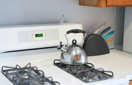 Elegant 1BR in Elizabeth with Covered Porch - Foto 23