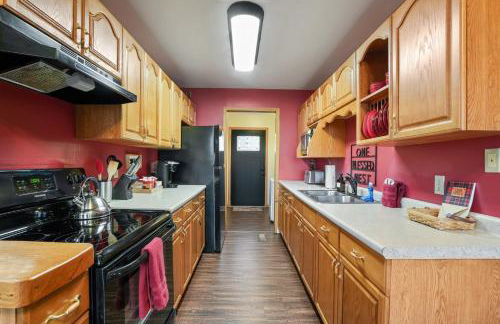 Hot tub, fireplace, fire pit, pool table, grill, EV, pets, HOA lake - Photo 22