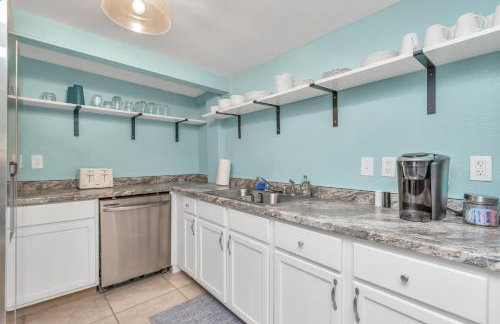 Sleep a Group of 7 in this Spacious Galveston Studio - Minutes to Beach! - Foto 6