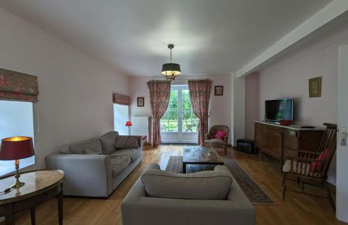 Maison de charme avec piscine couverte, vélos, barque et coin pêche, proche Châteauroux et George Sand - FR-1-591-168 - Foto 1