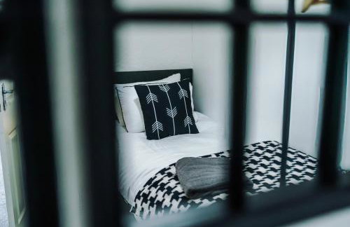 Luxury 3-Bedroom Apartment with 75-Inch TV, Fireplace & Terrace near Manchester Airport - Photo 14