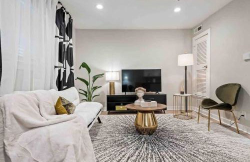 Quiet neighborhood steps away from Downtown stores - Foto 3