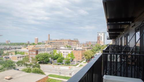 Chic East Side 1BR Apt with Balcony, Pool, and Gym - Foto 3