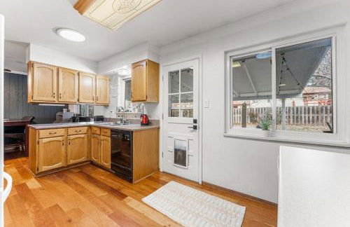 Spacious and Comfy Close to Everything Backyard - Foto 12